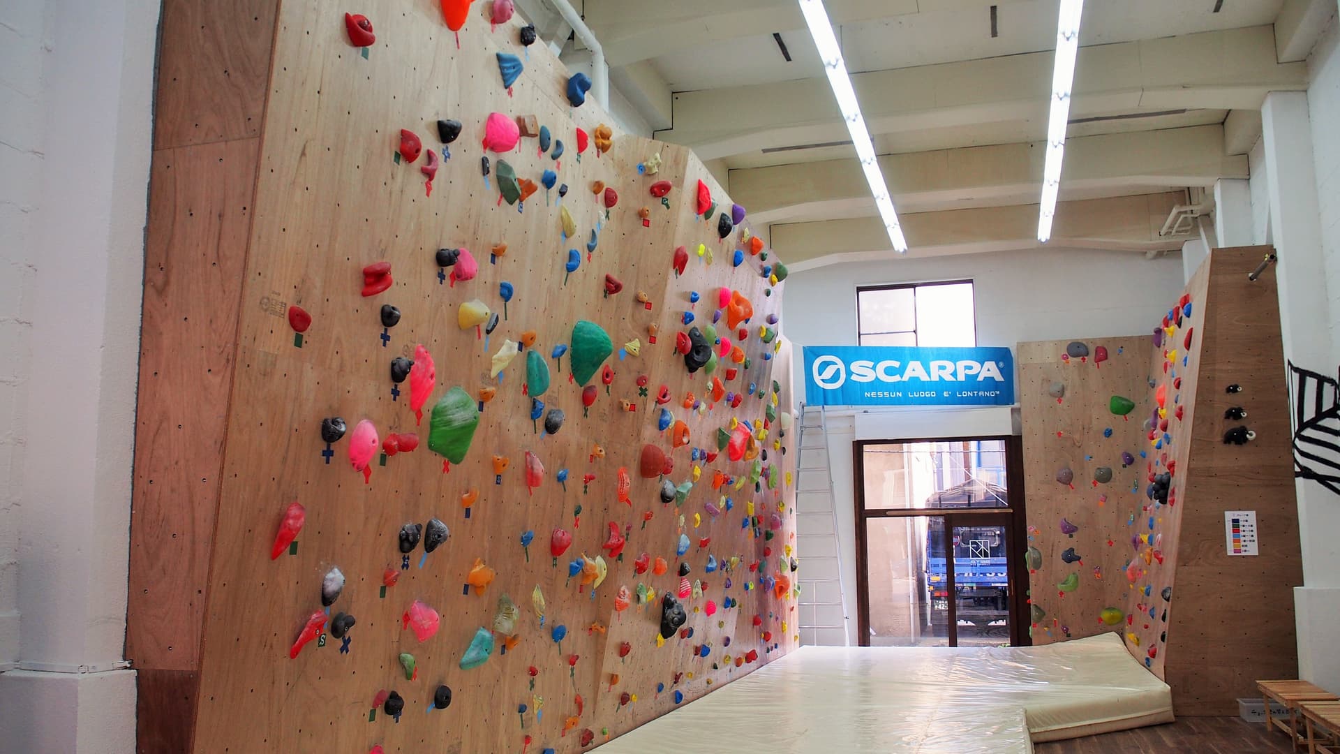 1F has many walls and problems that even beginners can safely enjoy. From the left front (entrance side): 95°, 100°, 90° (vertical). On the opposite side (right back) is an 80° slab.