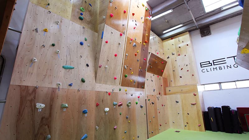 "Shinjuku Face" is a practice wall for lead climbing, belaying, multi-pitch systems, and safety management.