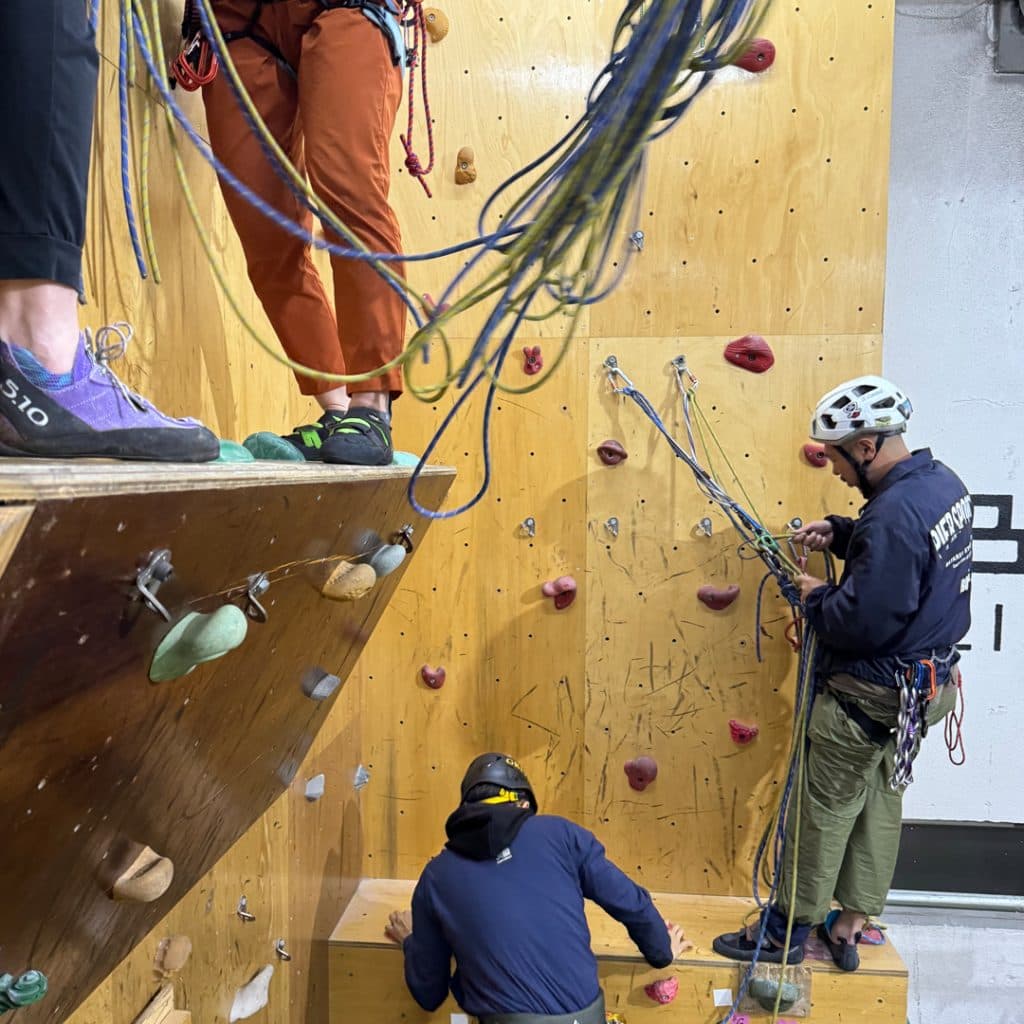 2ピッチのシミュレーション。懸垂にて下降。