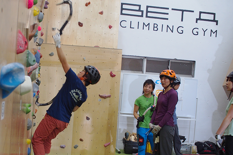 Beta climbing gym [3F] Dry tooling climbing with professional ice climber Nae Yagi session